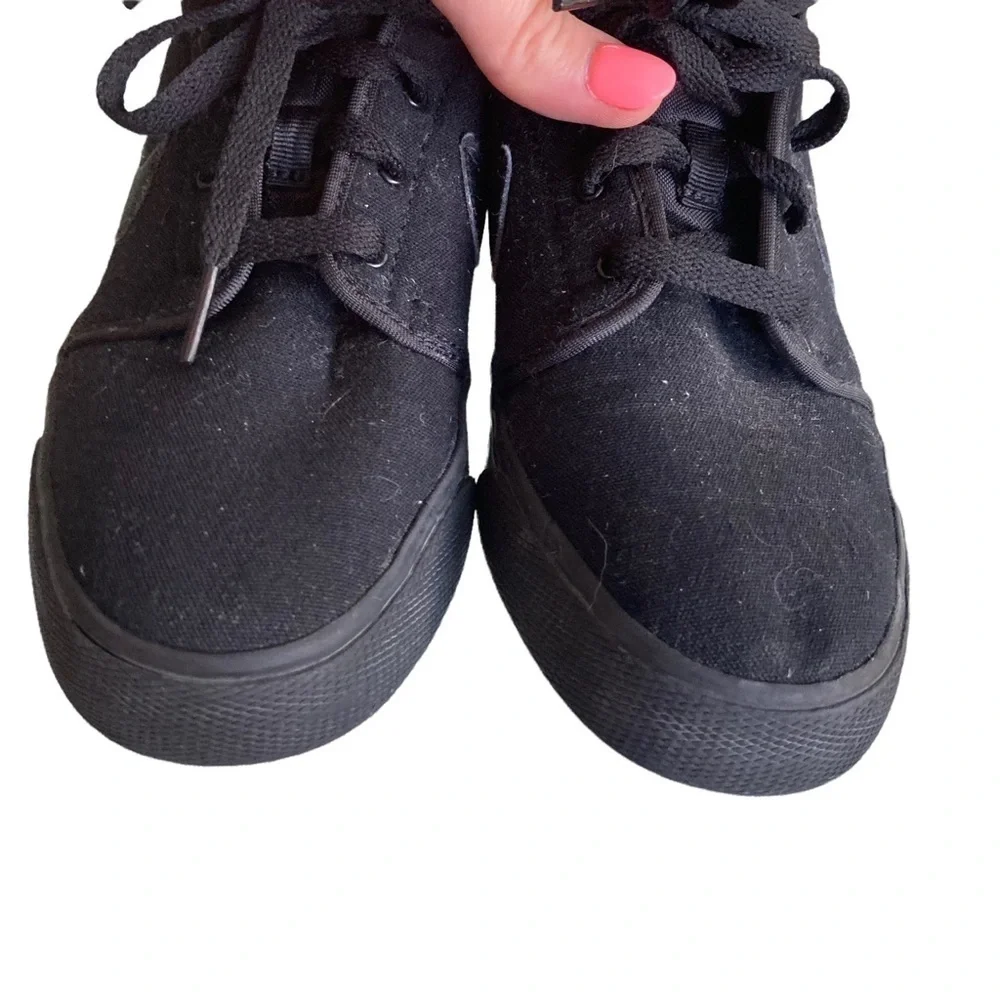 Nike W sz 8 youth 6 Toki Low Canvas black sneakers